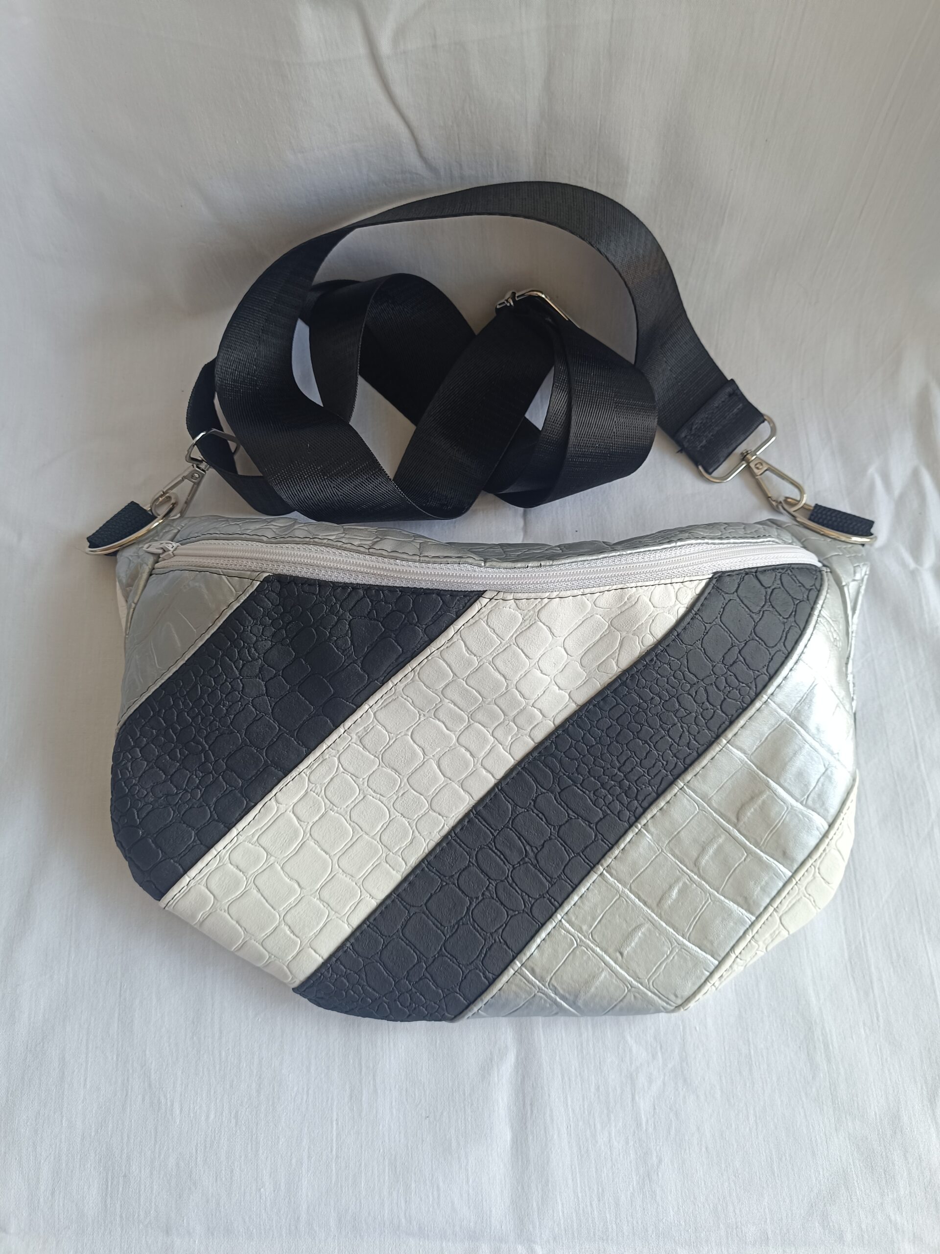 Sac banane en similicuir style années 90, fabrication artisanale dans le Nord de la France