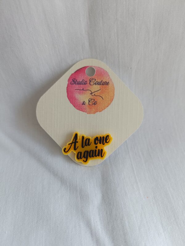 Pin’s rétro " A la one Again" en acrylique fait main dans le Nord – Studio Couture & Co