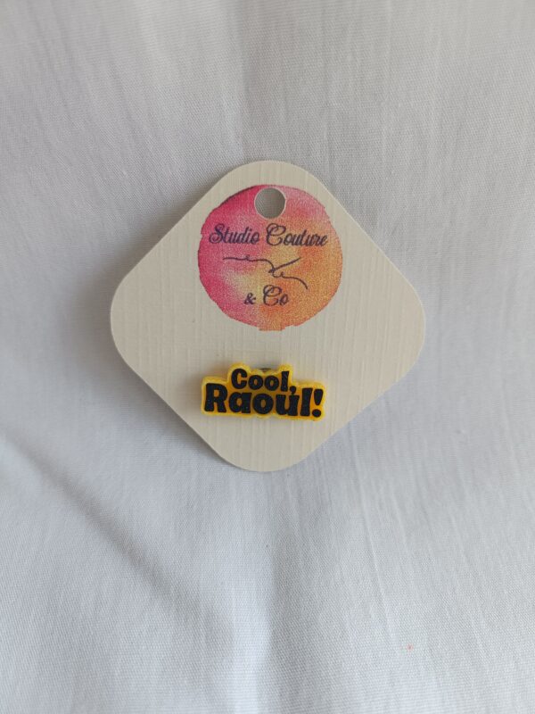 Pin’s rétro "Cool, Raoul" en acrylique fait main dans le Nord – Studio Couture & Co