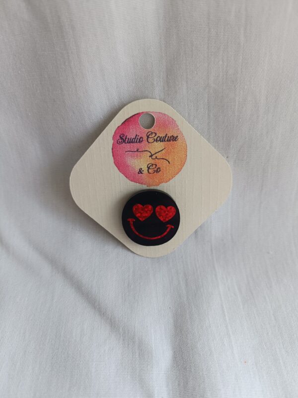 Pin’s rétro Smiley en acrylique fait main dans le Nord – Studio Couture & Co