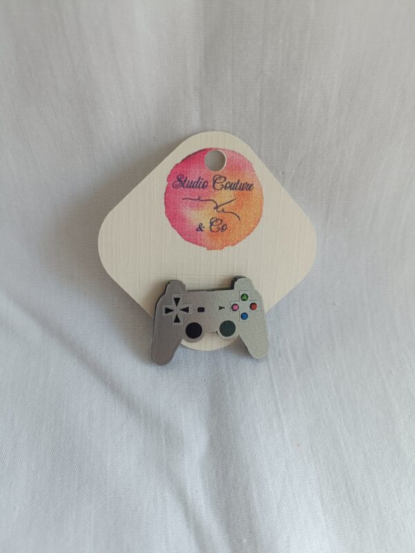 Pin’s rétro Manette en acrylique fait main dans le Nord – Studio Couture & Co