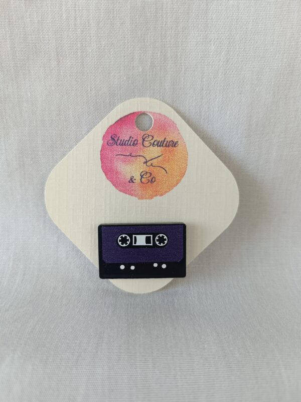 Pin’s rétro cassette audio en bois fait main – Studio Couture & Co