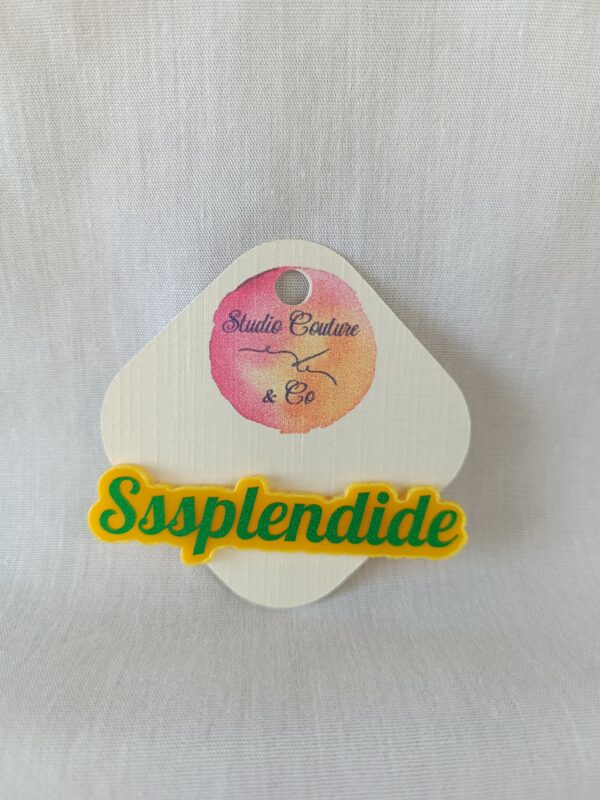 Pin’s rétro "Sssplendide" en acrylique fait main dans le Nord – Studio Couture & Co