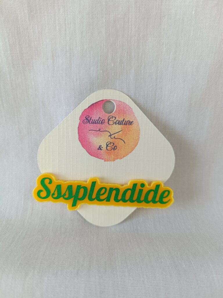 Pin’s rétro "Sssplendide" en acrylique fait main dans le Nord – Studio Couture & Co