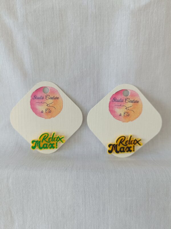 Pin’s rétro "Relax, Max" en acrylique fait main – Studio Couture & Co