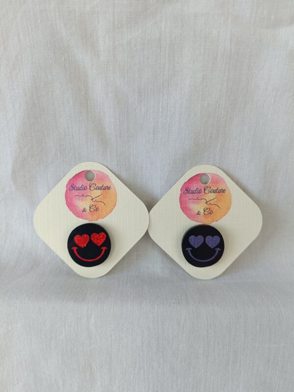 Pin’s rétro Smiley en acrylique fait main dans le Nord – Studio Couture & Co